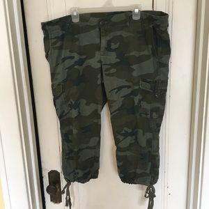 Wms size 20 blue camo cargo capris Old Navy